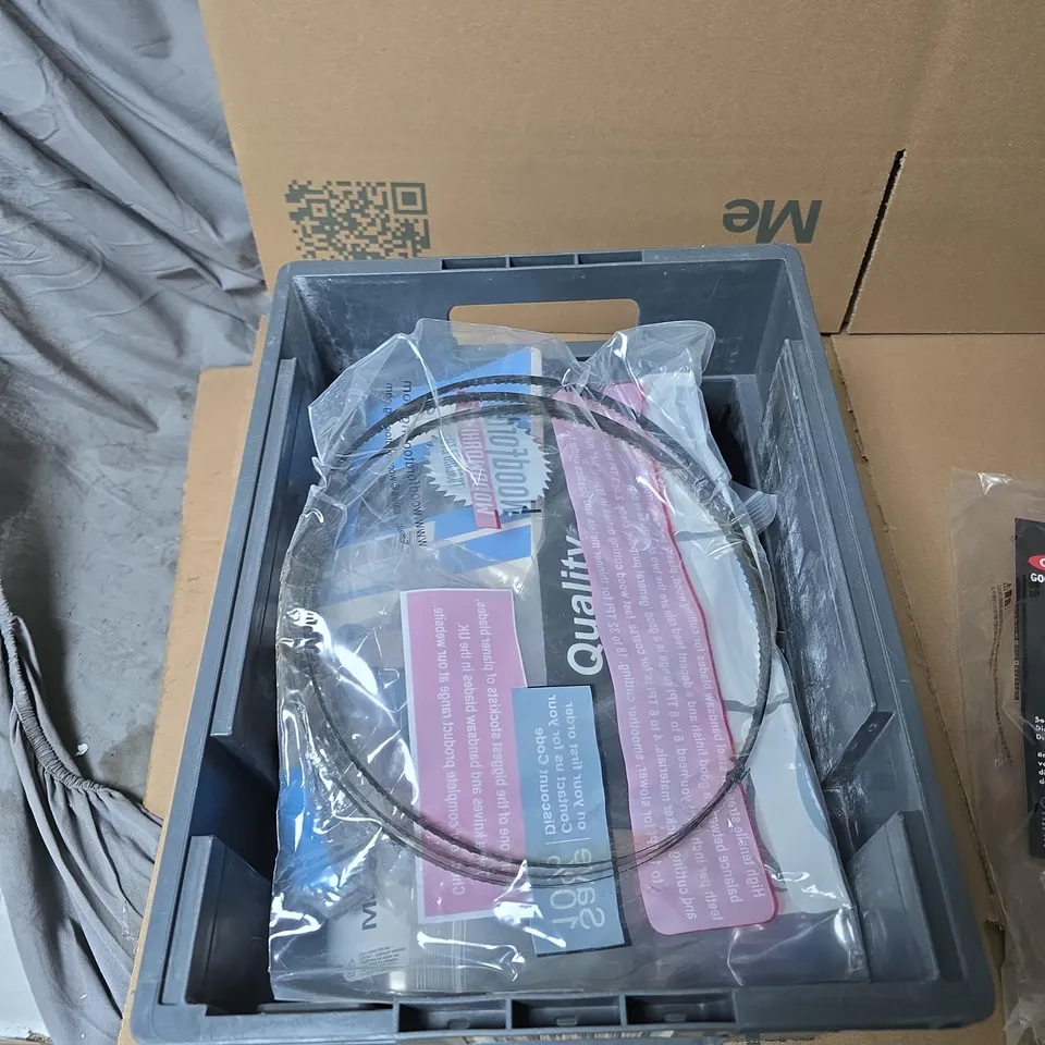 TOTE OF APPROXIMATELY 12 ASSORTED ITEMS TO INCLUDE: OXO GOOD GRIP SCRUB