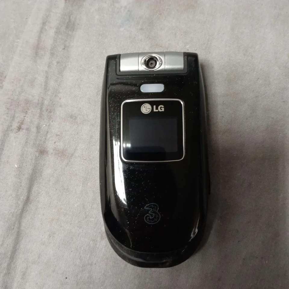 LG FLIP PHONE – 3MP CAMERA, THREE NETWORK