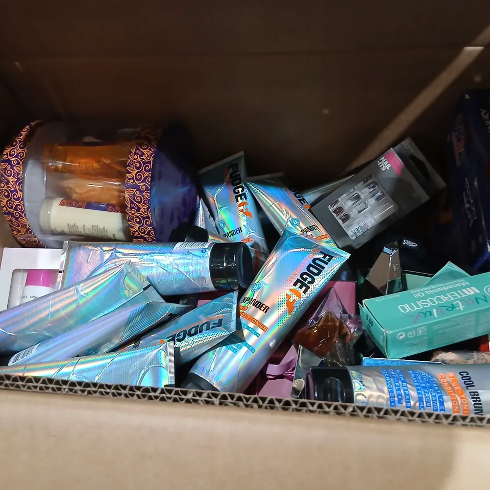 APOROXIMATELY 30 ASSORTED HEALTH AND BEAUTY PRODUCTS TO INCLUDE; FUDGE PROFESSIONAL, LANVIN, THIERRY MUGLER, HEAVENLY AND DORA THE EXPLORER