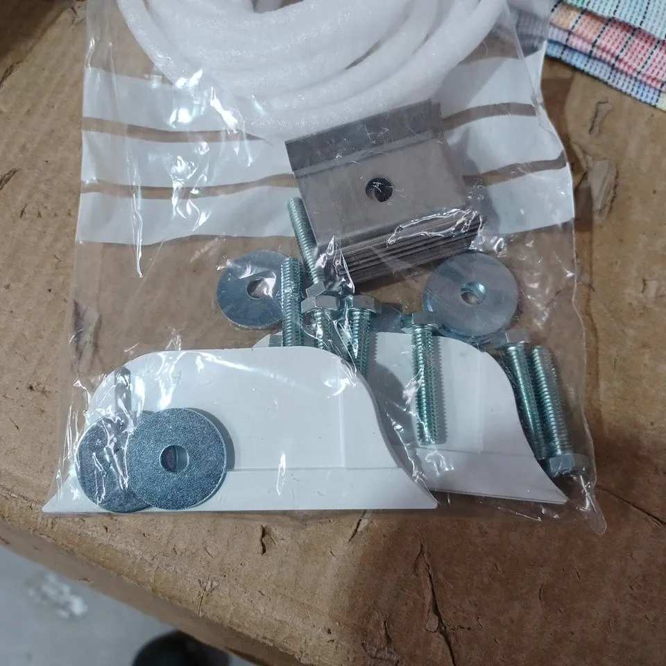 ASSORTED ITEMS TO INCLUDE: HARRIS PAINT BRUSH SET, PAIR OF ZING KITCHEN TOWELS, QUANTITY OF FITTING SETS 