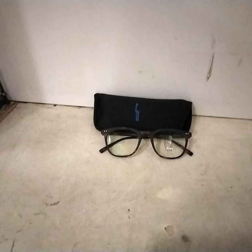 BOX CONTAINING JONATHAN PAUL PHOTOCHROMIC PROGRESSIVE READERS , TORTOISE,  STRENGTH 2.5 , 38PCS