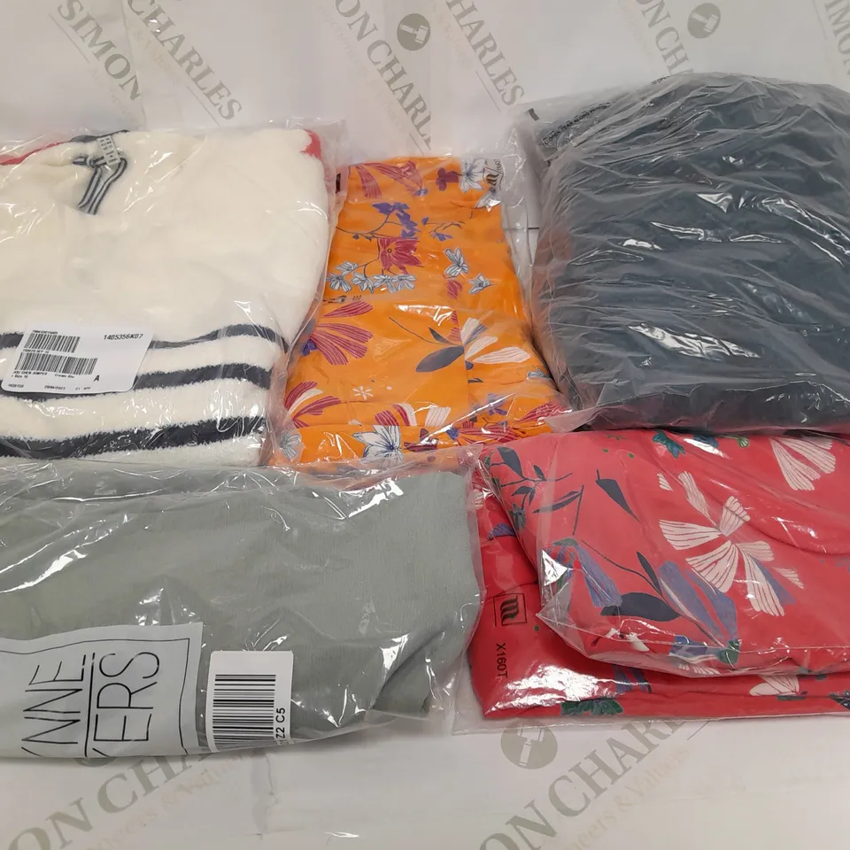 BOX OF ASSORTED CLOTHING APPROXIMATELY 20 TO INCLUDE DRESSES, JUMPERS, TOPS ETC