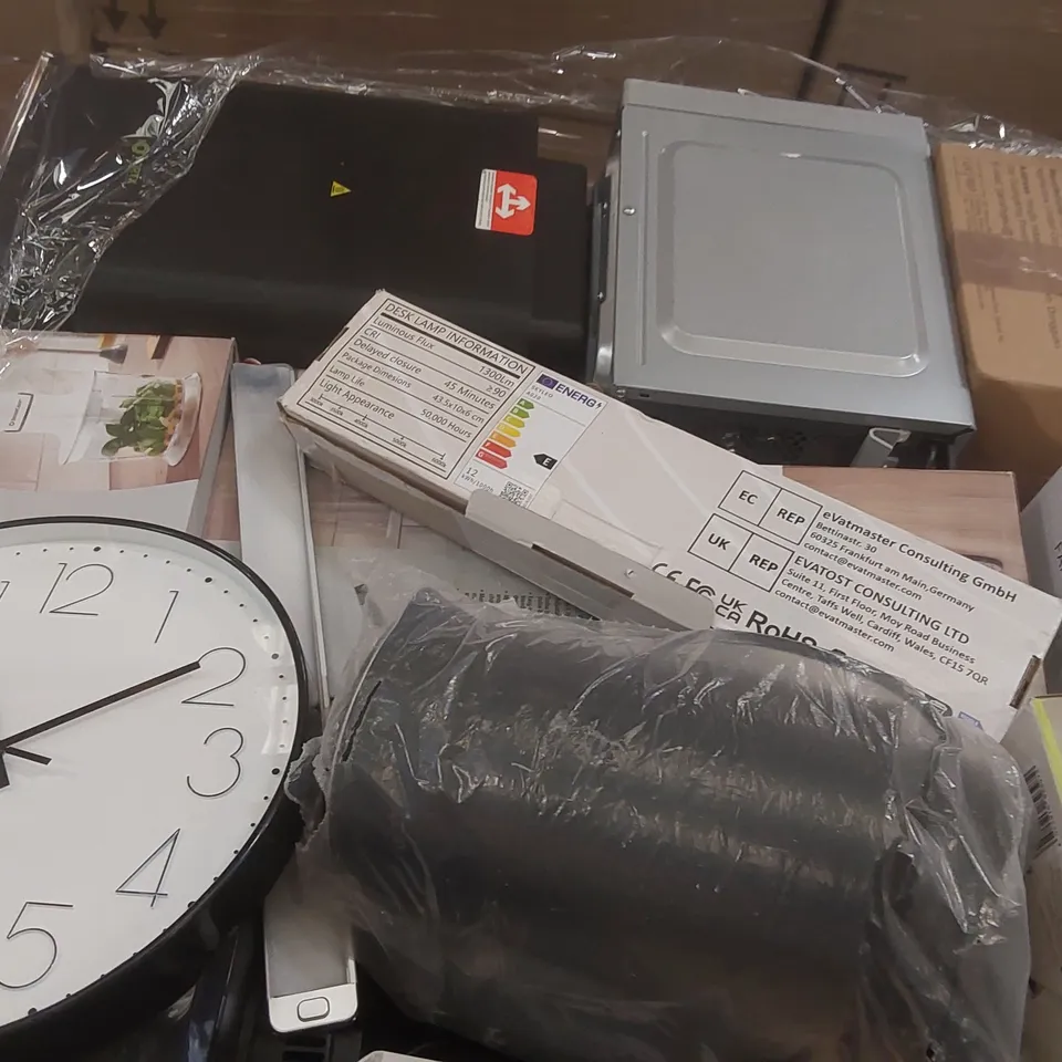PALLET CONTAINING A VERY LARGE QUANTITY OF ASSORTED ITEMS INCLUDING: AIRFRYER, SILVERCREST HAND BLENDER, AROMATHERAPY DIFFUSER, FILAMENT DRYER, MINI SOWING MACHINE ECT