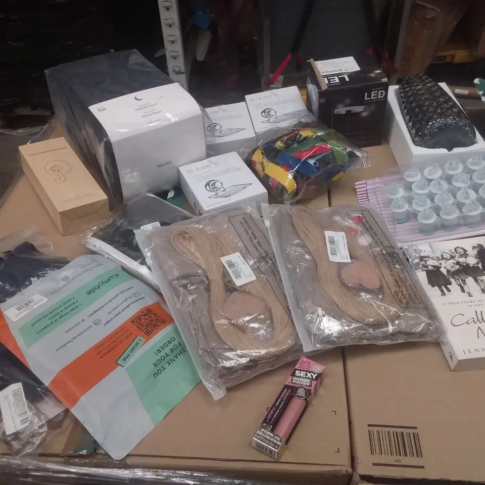 PALLET OF ASSORTED ITEMS TO INCLUDE: BEDDING SET, LIPSILL, WALLPAPER,SOAP DISHES, FITTED SHEET ETC
