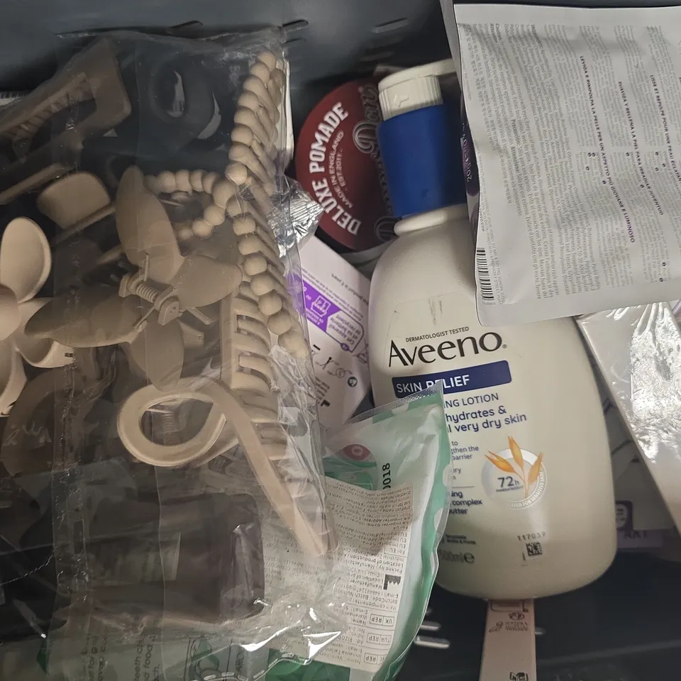 APPROXIMATELY 12 ASSORTED COSMETIC ITEMS INCLUDING VARIOUS MAKES AND BRANDS - COLLECTION ONLY