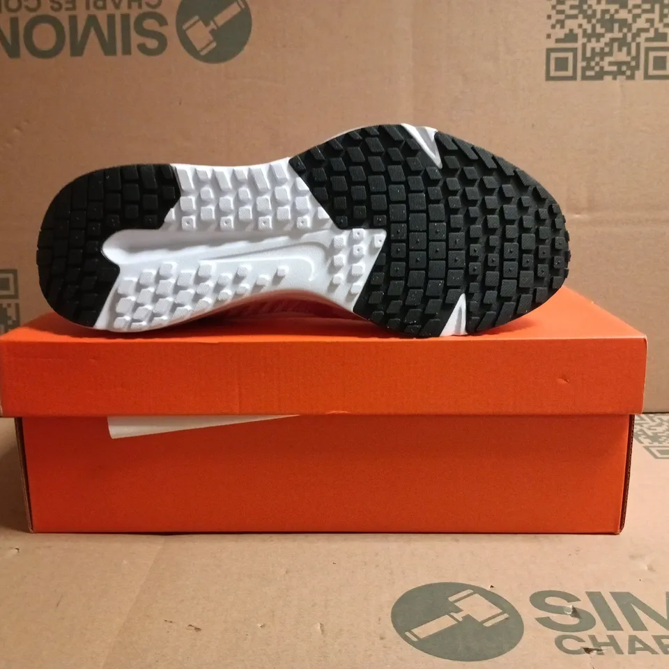 BOXED PAIR OF NIKE RUN DEFY TRAINERS IN WHITE/MULTI SIZE UK 7.5