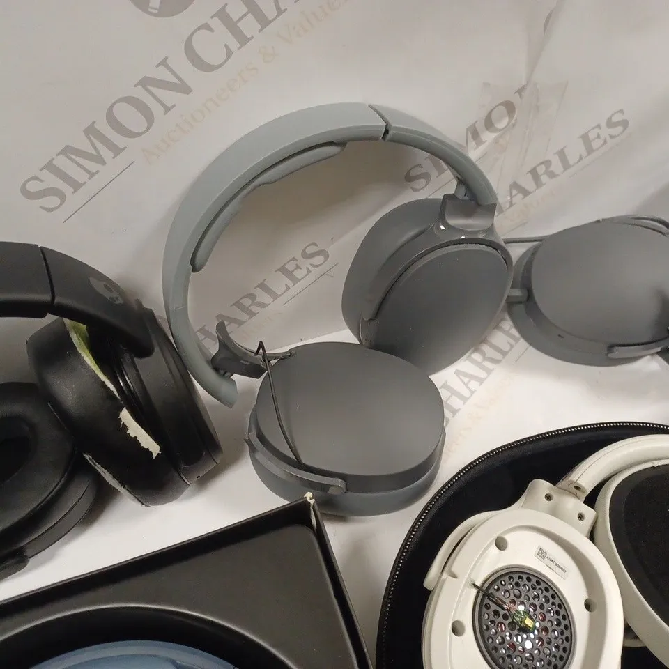 LOT OF 6 ASSORTED PAIRS OF DAMAGED SKULL CANDY HEADPHONES