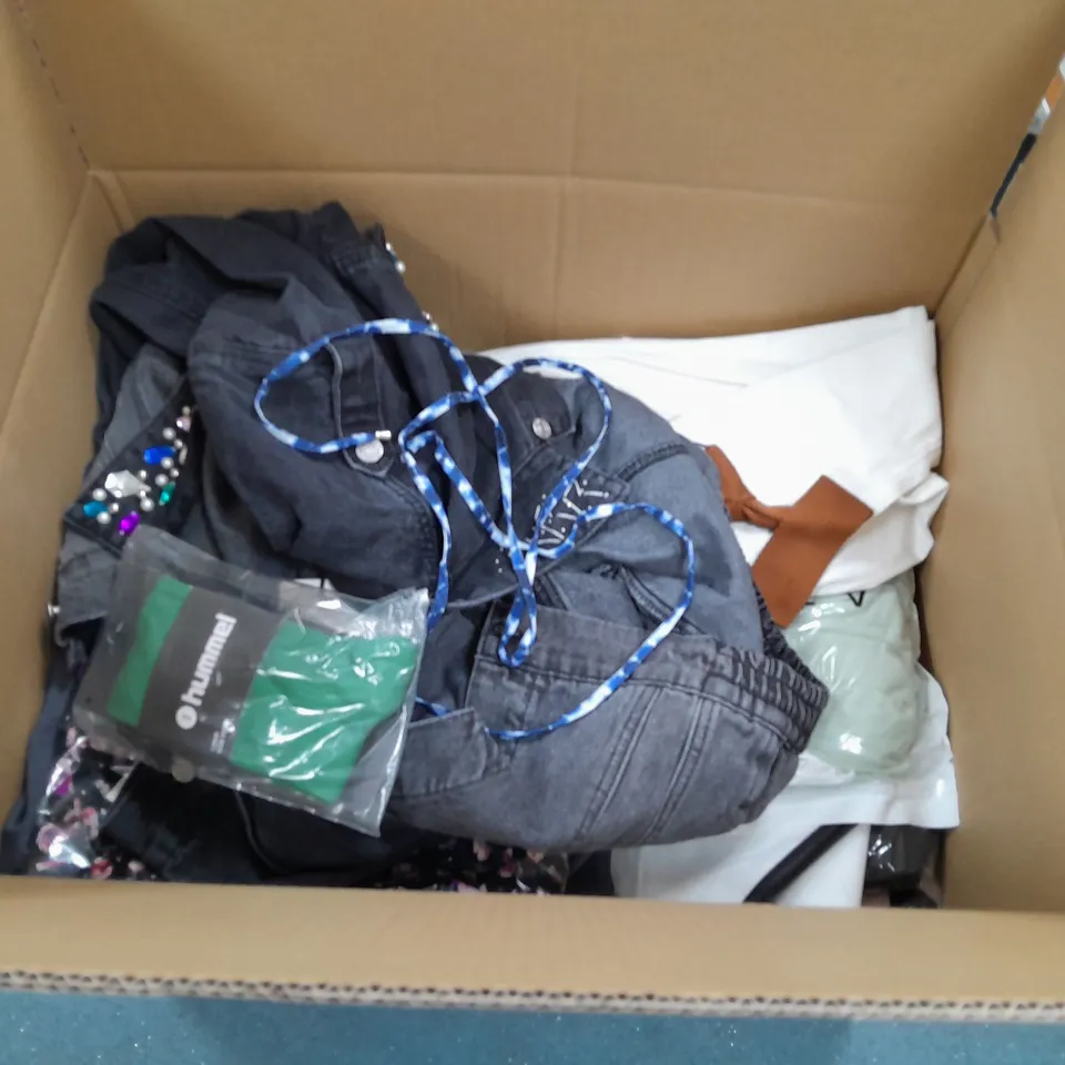 LARGE QUANTITY OF ASSORTED CLOTHING ITEMS TO INCLUDE DANDRA, WHITE FOX AND ASOS