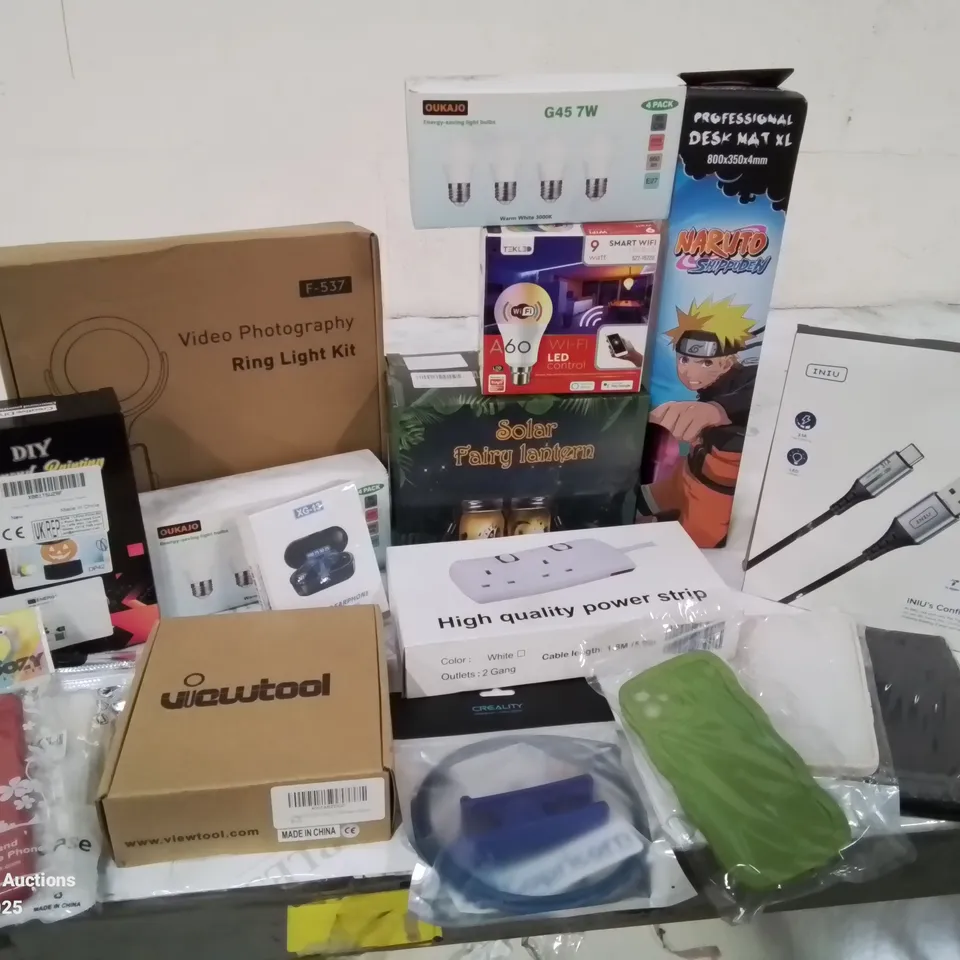 BOX CONTAINING LARGE AMOUNT OF BOXED ELECTRICAL ITEMS TO INCLUDE: RING LIGHT SET UP KIT, HIGH QUALITY POWER STRIP, CHARGING CABLES, VARIOUS LIGHT BULBS, PHONE SCREEN PROTECTION COVERS ETC.