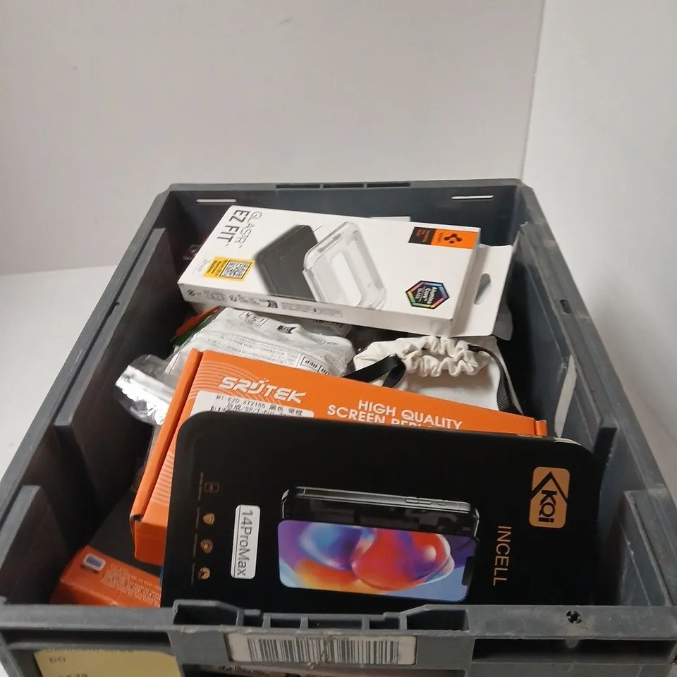 BOX OF APPROXIMATELY 20 ASSORTED MOBILE PHONE ITEMS INCLUDING INCELL 14PRO MAX SCREEN PROTECTOR , HIGH QUALITY SCREEN REPLACEMENT AND IPHONE 17 PHONE CASE 