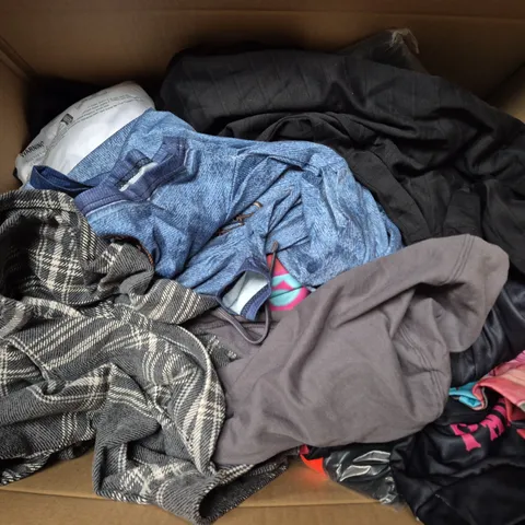 APPROXIMATELY 25 ASSORTED CLOTHING ITEMS IN VARIOUS SIZES, STYLES & COLOURS TO INCLUDE BRANDS SUCH AS REGATTA, PRIMARK, EASY, ETC - COLLECTION ONLY