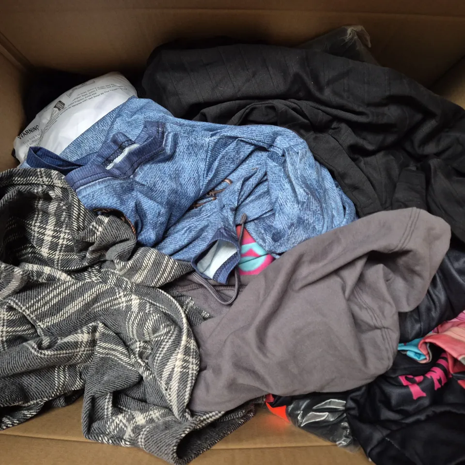 APPROXIMATELY 25 ASSORTED CLOTHING ITEMS IN VARIOUS SIZES, STYLES & COLOURS TO INCLUDE BRANDS SUCH AS REGATTA, PRIMARK, EASY, ETC - COLLECTION ONLY