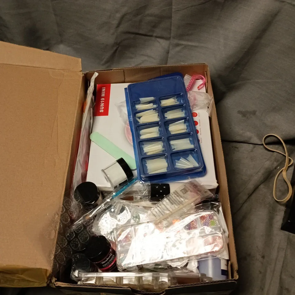 BOX OF APPROXIMATELY 25 ASSORTED NAIL CARE PRODUCTS INCLUDING POLISHING MACHINE, NAIL LAMP AND VARIOUS POWDERS/NAILS