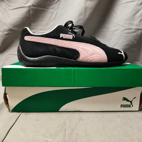 BOXED PAIR OF PUMA SPEEDCAT OG TRAINERS IN BLACK/PINK SIZE UK 5.5