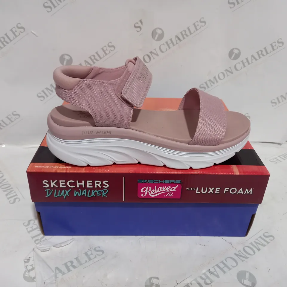 BOXED PAIR OF SKECHERS D'LUX WALKER NEW BLOCK BLACK SANDALS - SIZE 7