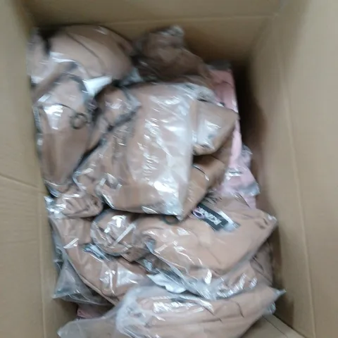 APPROXIMATELY 20 ASSORTED CLOTHING ITEMS IN VARIOUS COLOURS, STYLES AND SIZES