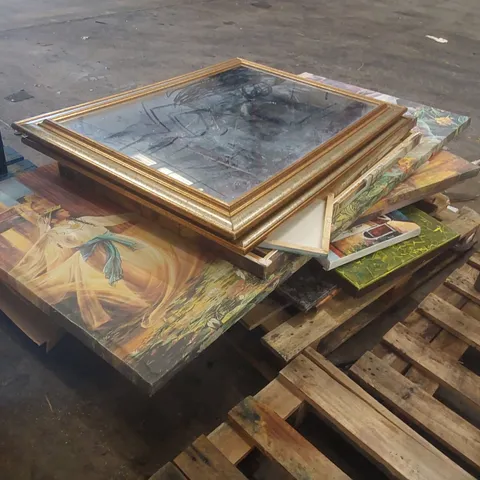 PALLET CONTAINING A LARGE QUANTITY OF ASSORTED DECOR ITEMS INCLUDING ARTWORK AND MIRRORS ECT