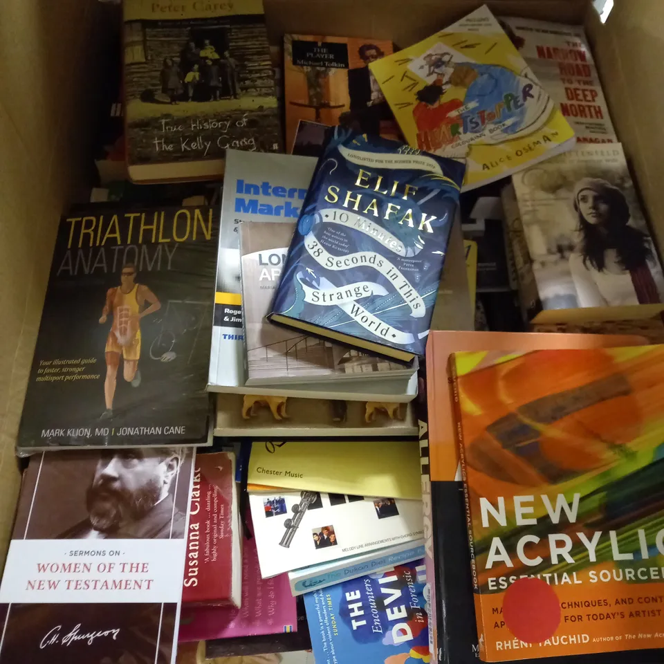 CAGE OF APPROX 150 ASSORTED BOOKS TO INCLUDE INTERNATIONAL MARKETING, FASHION ILLUSTRATION, KATE REID LUNE - COLLECTION ONLY