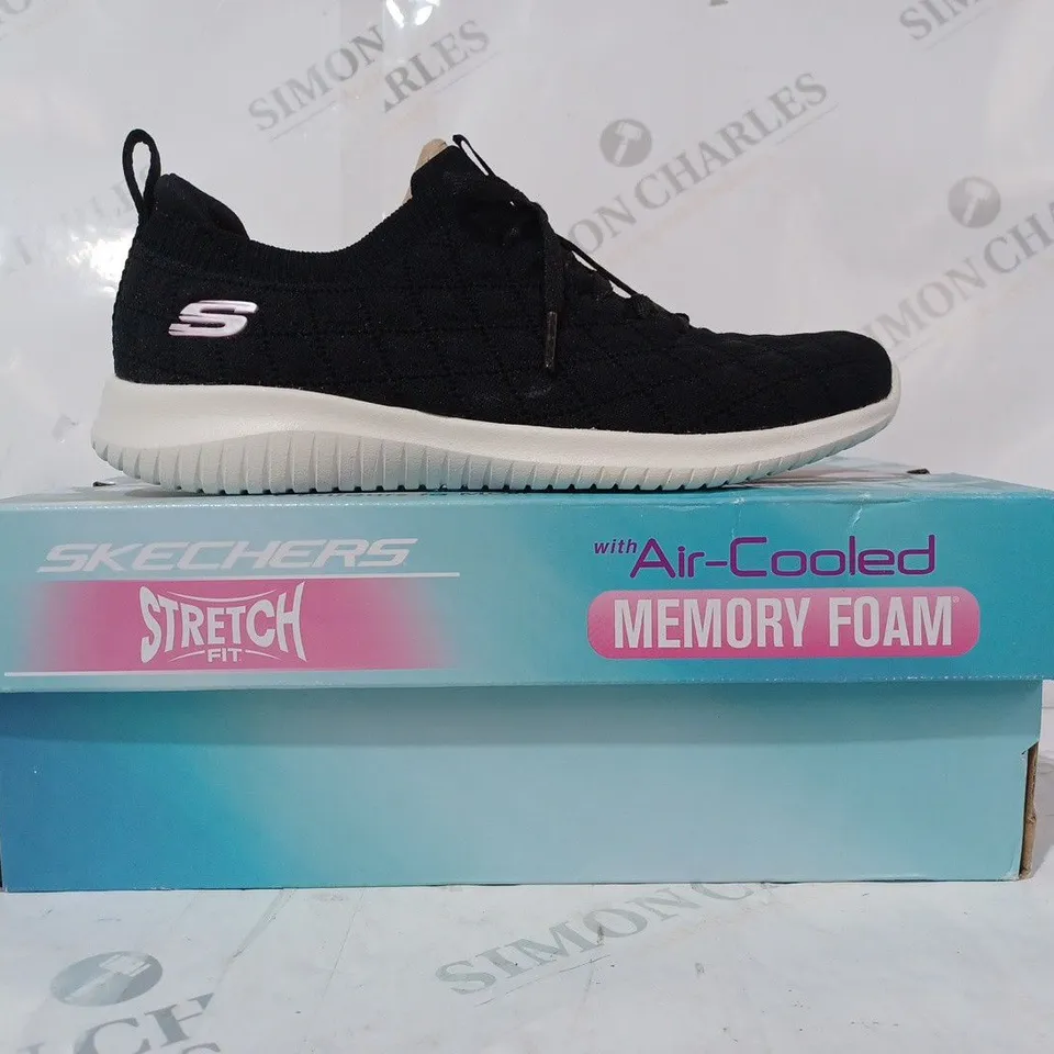 BOXED PAIR OF SKECHERS STRETCH FIT MEMORY FOAM TRAINERS IN BLACK SIZE 3