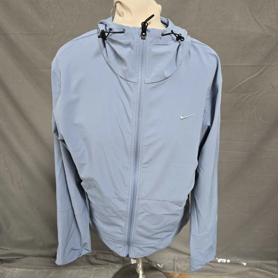 NIKE LIGHTWEIGHT HOODED ZIP UP JACKET IN SLATE GREY SIZE S