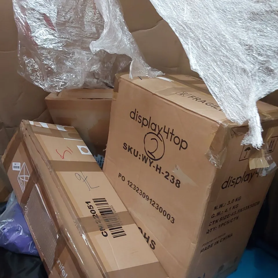 PALLET OF ASSORTED ITEMS INCLUDING: AIR FRYER, PET CRATE, COMPUTER DESK, 6FT ARTIFICIAL CHRISTMAS TREE