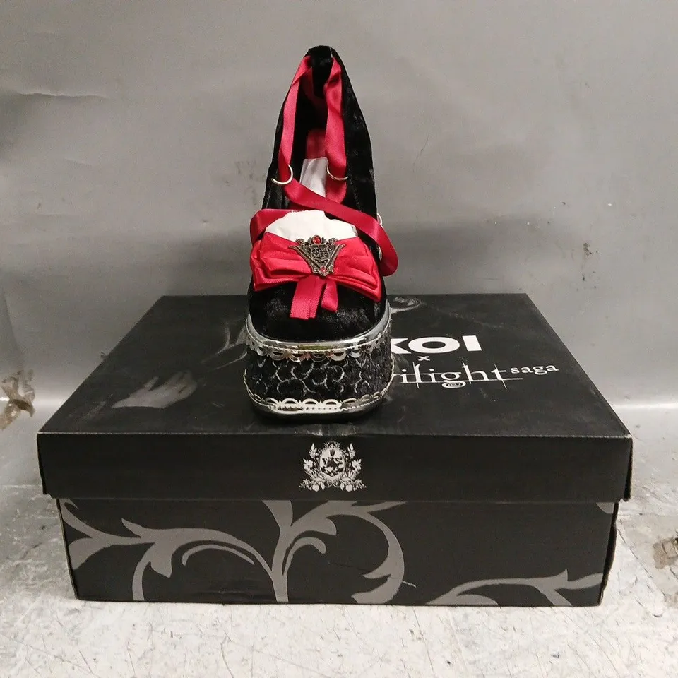 BOXED PAIR OF KOI TWILIGHT SAGA THE COLD ONES MIDNIGHT VELVET ORNATE HEELS IN BLACK SIZE UK 4