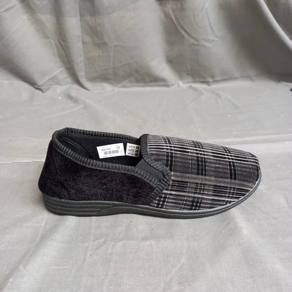 BOX OF 10 PAIRS OF MENS SLIPPERS IN GREY TARTAN - VARIOUS SIZES