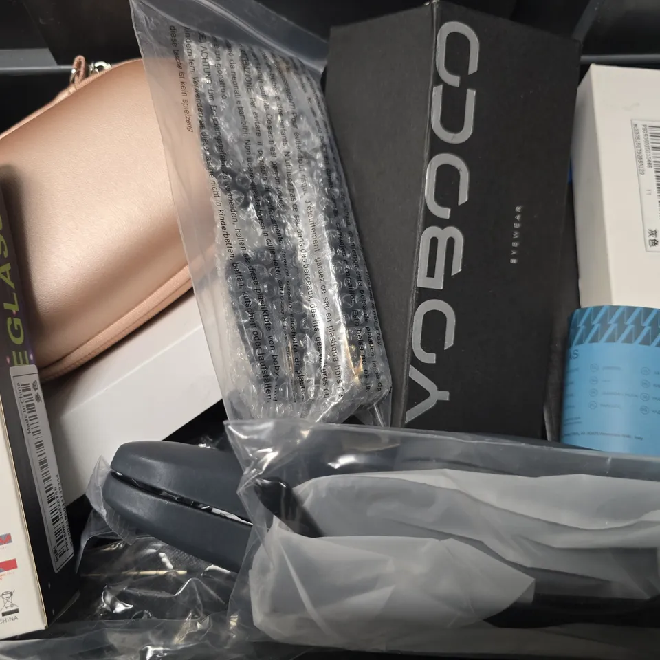 APPROXIMATELY 8 ASSORTED VISION CARE ITEMS TO INCLUDE - SUNGLASSES , EYEWEAR GLASSES , CARRY CASE 