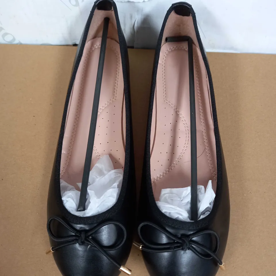 BOXED PAIR OF FASHION THIRSTY BALLERINAS (BLACK), SIZE 9 UK