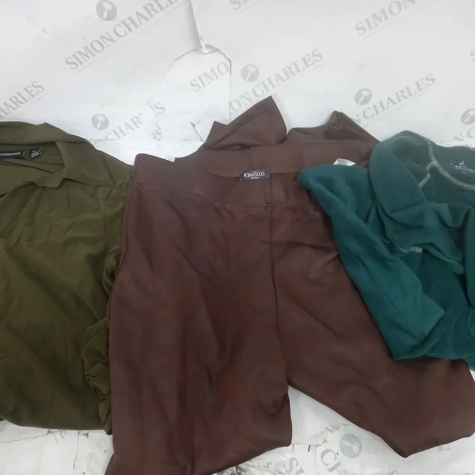 BOX OF APPROX 20 ASSORTED CLOTHING ITEMS TO INCLUDE -CUDDL DUBS - KIM&CO - NINA LEONARD 