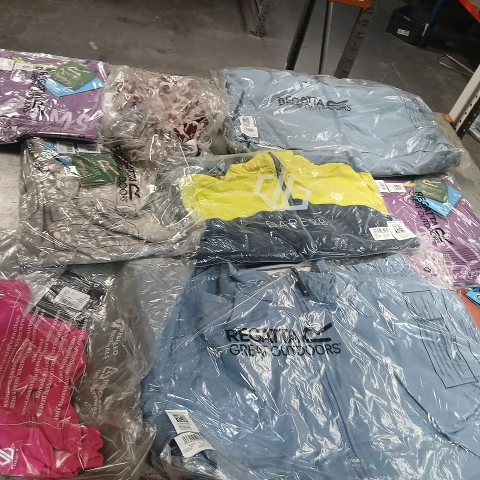 APPROXIMATELY 49 ITEMS OF ASSORTED REGATTA/DARE2B CLOTHING AND ACCESSORIES