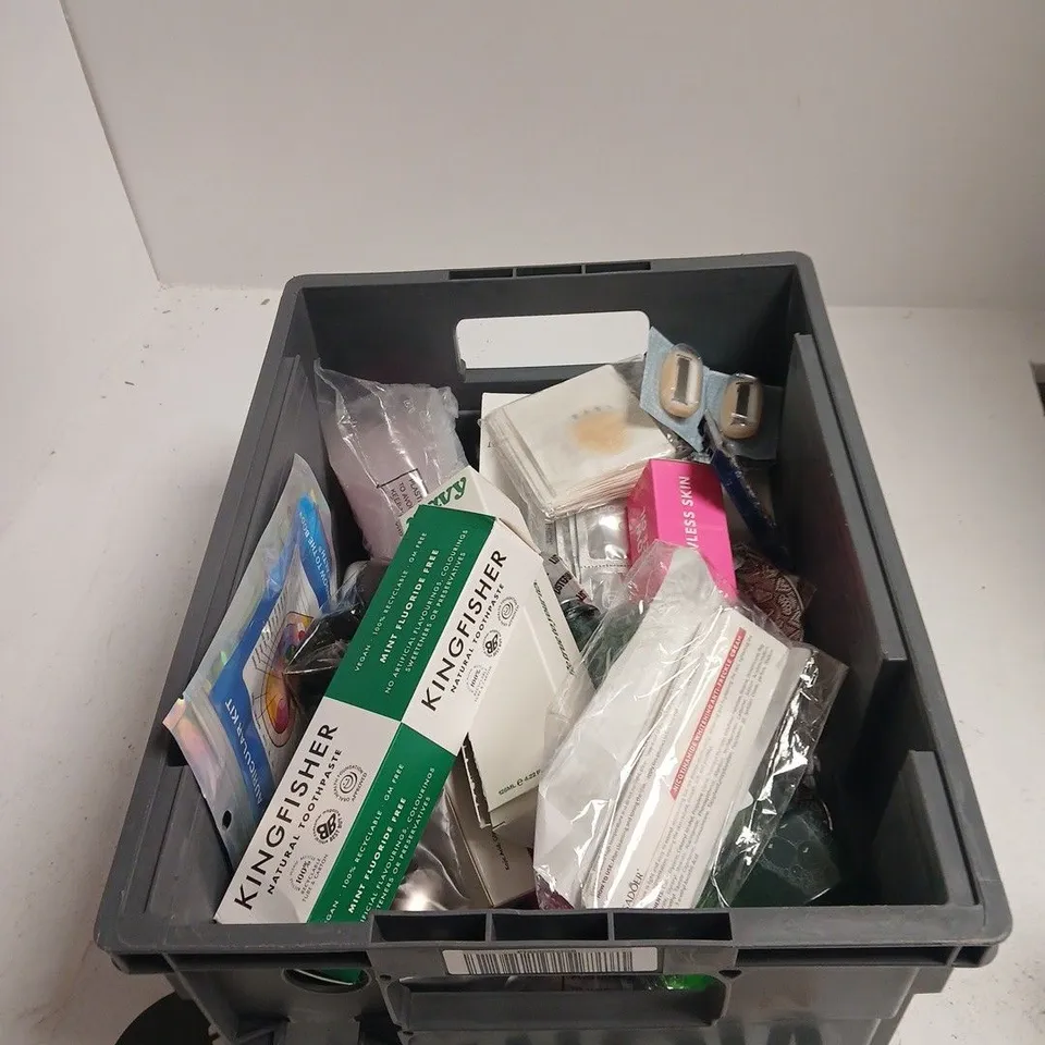TOTE OF APPROXIMATELY 20 ASSORTED COSMETICS TO INCLUDE: ID WHITENING MOUTHWASH