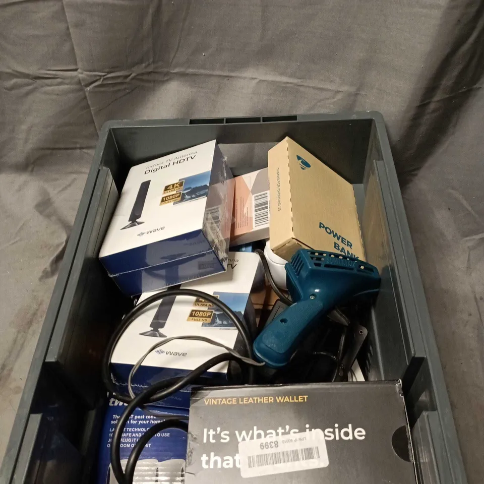APPROXIMATELY 12 ASSORTED HOUSEHOLD ITEMS TO INCLUDE POWER BANK, INDOOR TV ANTENNA, LEATHER WALLET ETC