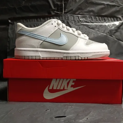 BOXED PAIR OF NIKE DUNK LOW GS GG TRAINERS IN WHITE/GREY/LIGHT BLUE SIZE UK 3