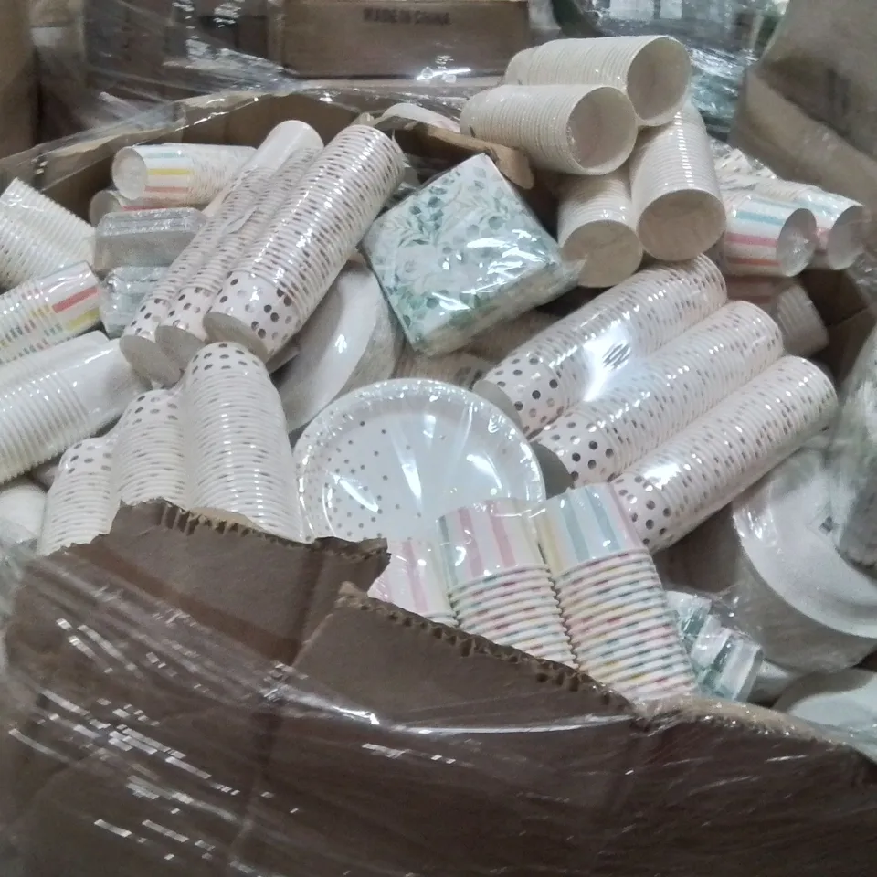 PALLET CONTAINING A VERY LARGE QUANTITY OF ICE CREAM TUBS PAPER PLATES AND NAPKINS 