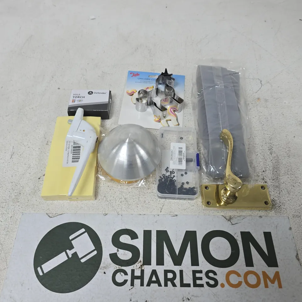 APPROXIMATELY 15 ASSORTED HOUSEHOLD ITEMS TO INCLUDE MKA TORCH, HANDLE, UNICORN CUTOUT, ETC