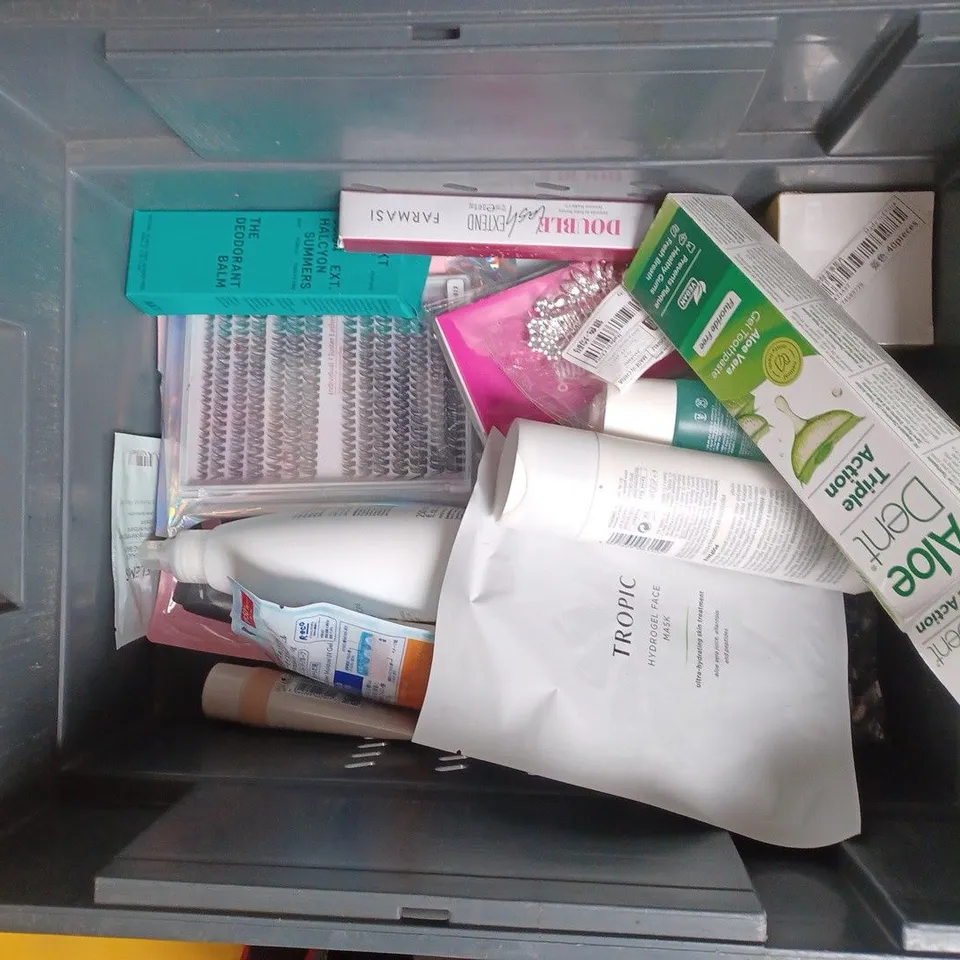 APPROXIMATEY 20 HEALTH AND BEAUTY PRODUCTS TO INCLUDE AQUAFRESH KIDS TOOTHPASTE, JOHNSON'S BABY POWDER AND CERAVE MOISTURISING LOTION