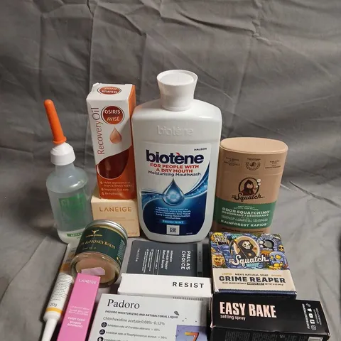 TOTE OF APPROX 15 ASSORTED COSMETIC ITEMS TO INCLUDE  – BIOTENE, LANEIGE, PAULA'S CHOICE, DR. SQUATCH & MORE