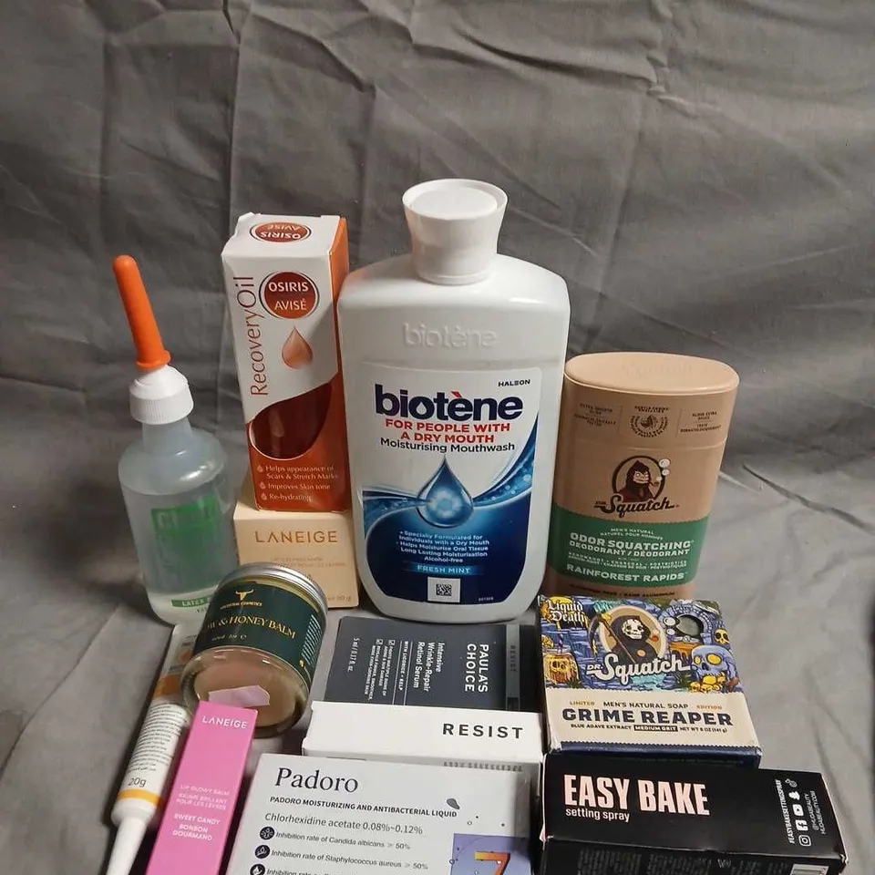 TOTE OF APPROX 15 ASSORTED COSMETIC ITEMS TO INCLUDE  – BIOTENE, LANEIGE, PAULA'S CHOICE, DR. SQUATCH & MORE