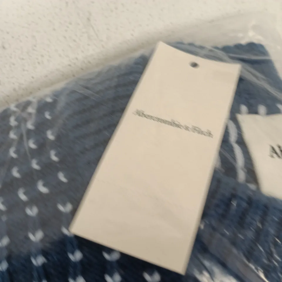 ABERCROMBIE & FITCH KNITTED JUMPER - SIZE M