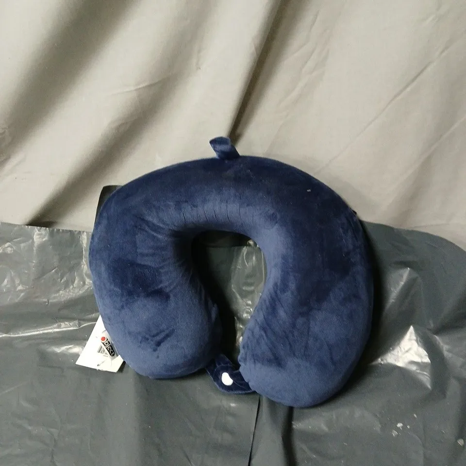 BOX OF APPROXIMATELY 20 ASSORTED TRAVEL PILLOWS 