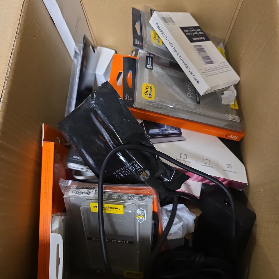 BOX OF APPROX 15 ASSORTED ELECTRICAL ITEMS & ACCESSORIES TO INCLUDE - PHONE CASES - PLUGS - KEYBOARD - ETC
