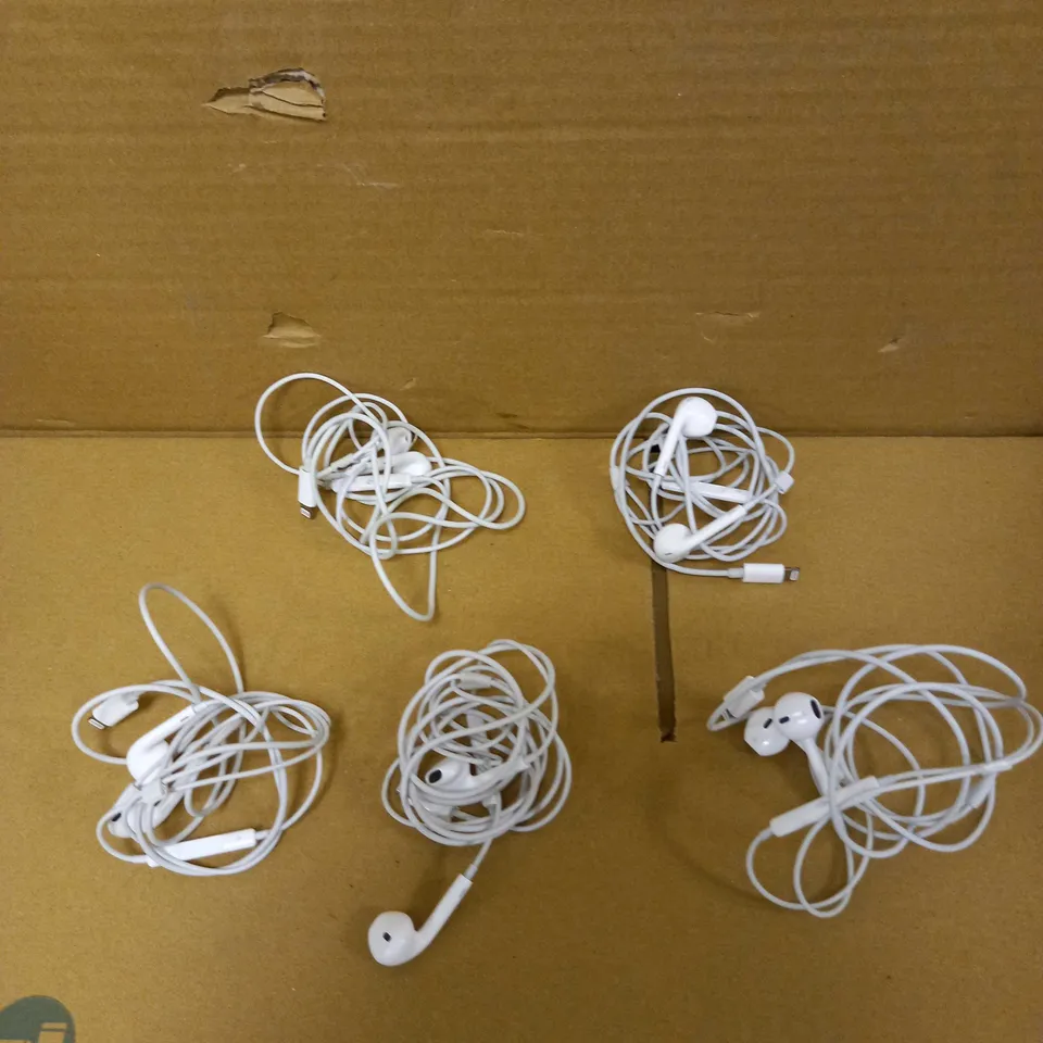 LOT OF APPROXIMATELY 5 APPLE EARPODS - LIGHTNING CONNECTOR