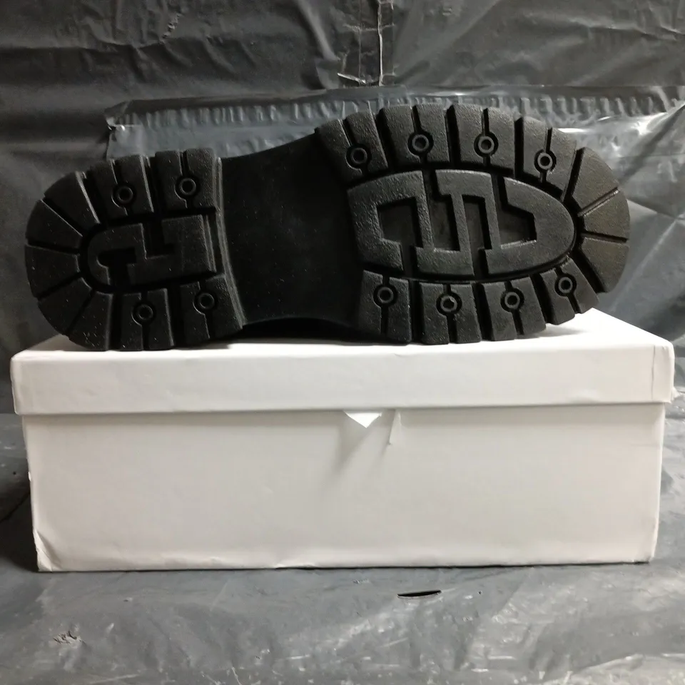 BOXED PAIR OF CONZURI ANKLE BOOTS IN BLACK SIZE UK 9