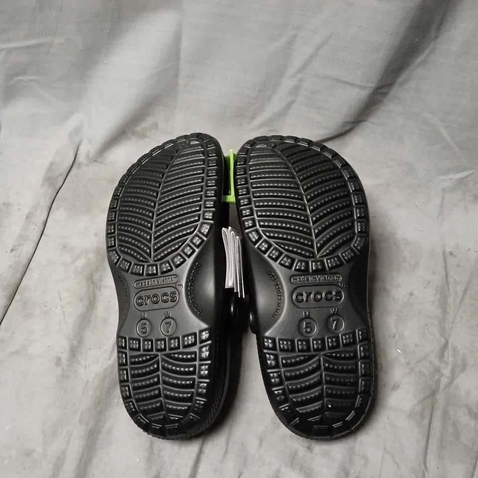 CROCS BLACK CLASSIC CLOGS - UNISEX, WITH TAGS SIZE M4 W5 UNBOXED
