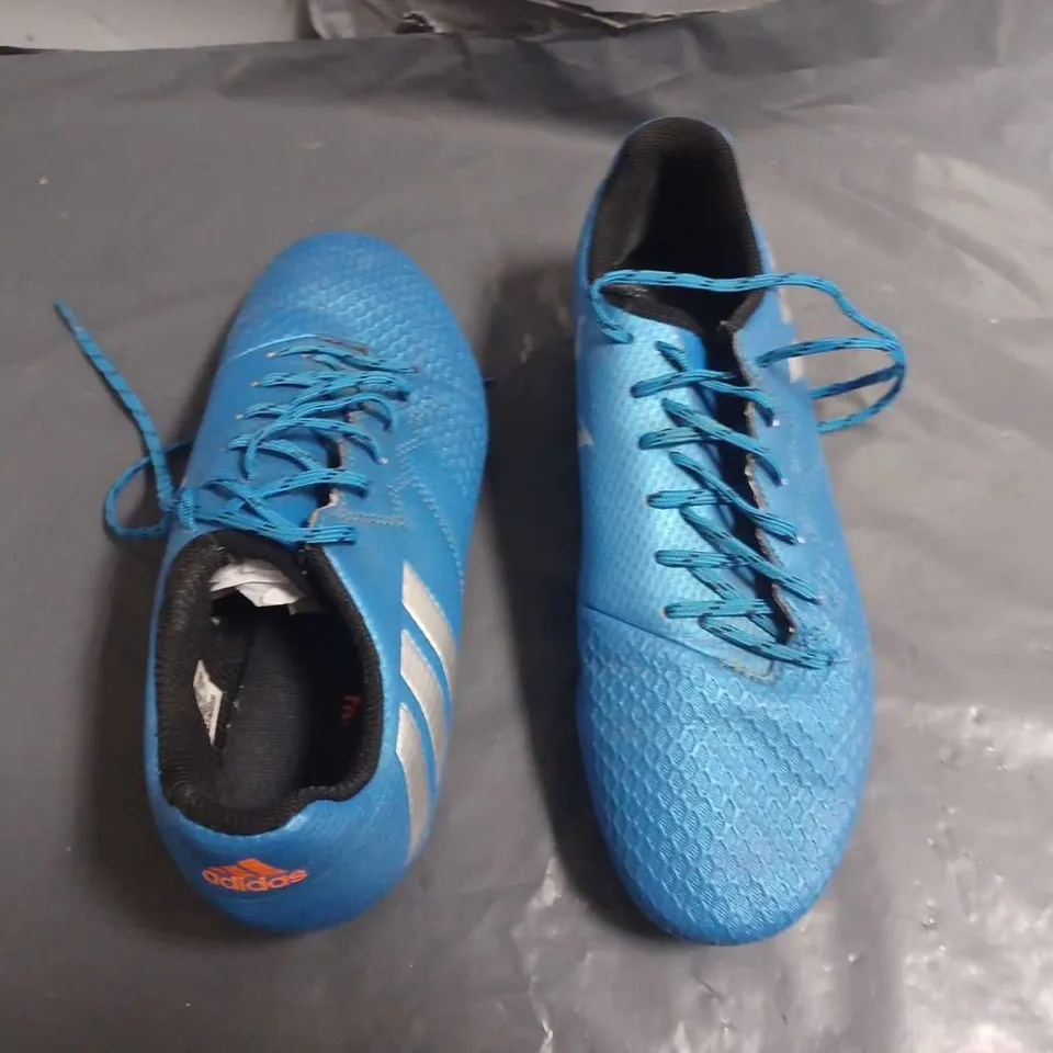 PAIR OF ADIDAS PREDATOR FOOTBALL BOOTS IN BLUE - UK 5