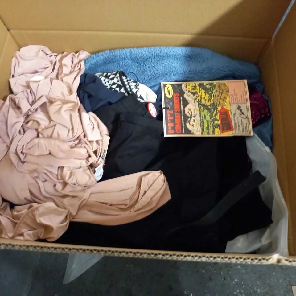 LARGE QUANTITY OF ASSORTED CLOTHING ITEMS TO INCLUDE PRETTYLITTLETHING, BOOHOO AND H&M