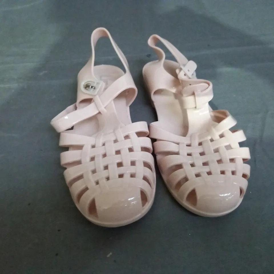 APPROXIMATELY 10 PAIRS OF LINZI FLAT JELLY SANDALS IN VARIOUS SIZES TO INCLUDE SIZE 5