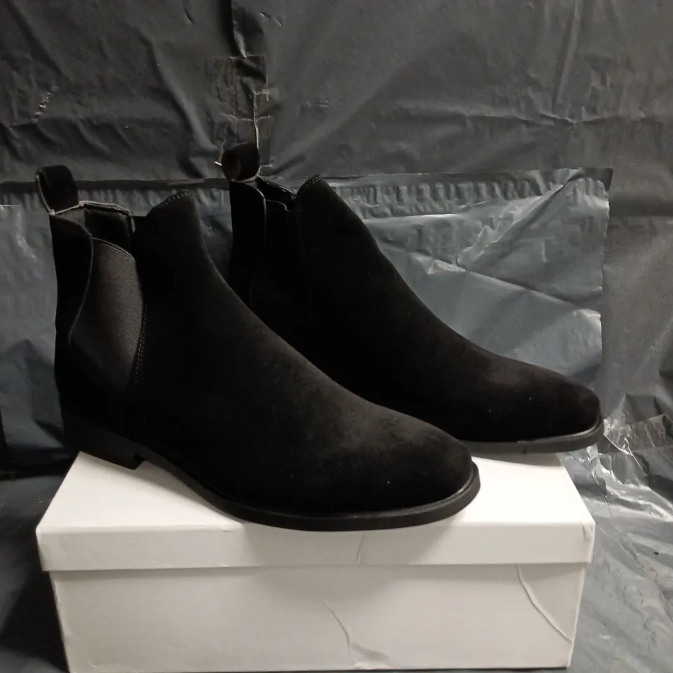 CONZURI MEN'S BLACK SUEDE CHELSEA BOOTS SIZE 9
