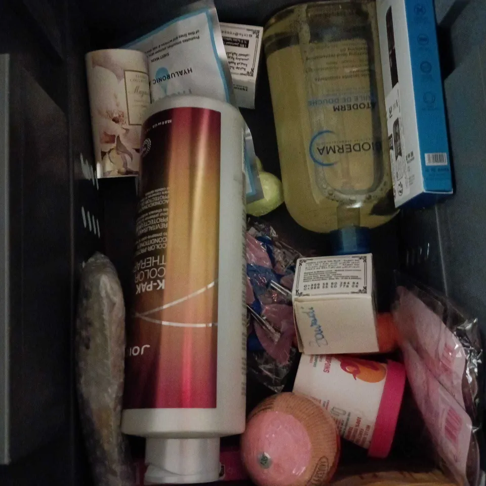 APPROXIMATEY 20 ASSORTED HEALTH AND BEAUTY PRODUCTS TO INCLUDE - BIODERMA SHOWER GEL - CHAMPNEY'S GIFT SET AND DETOX FOOT PATCHES